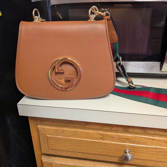 Gucci Brown Leather Shoulder Bag with Gold Accents - Picture 2 of 16